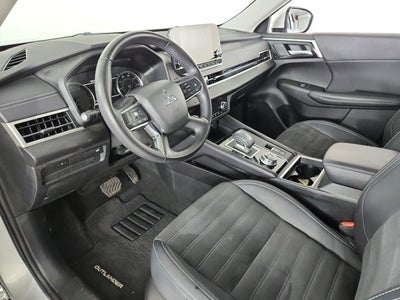 2023 Mitsubishi Outlander Base