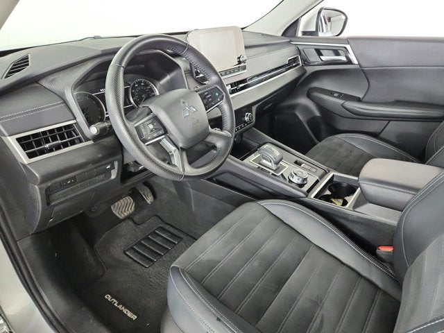2023 Mitsubishi Outlander Base