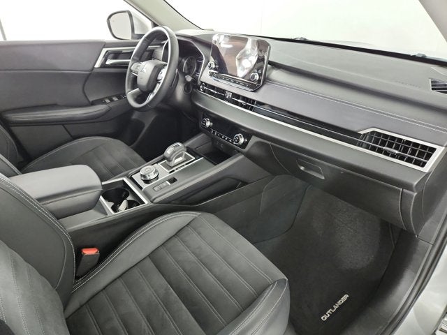 2023 Mitsubishi Outlander Base