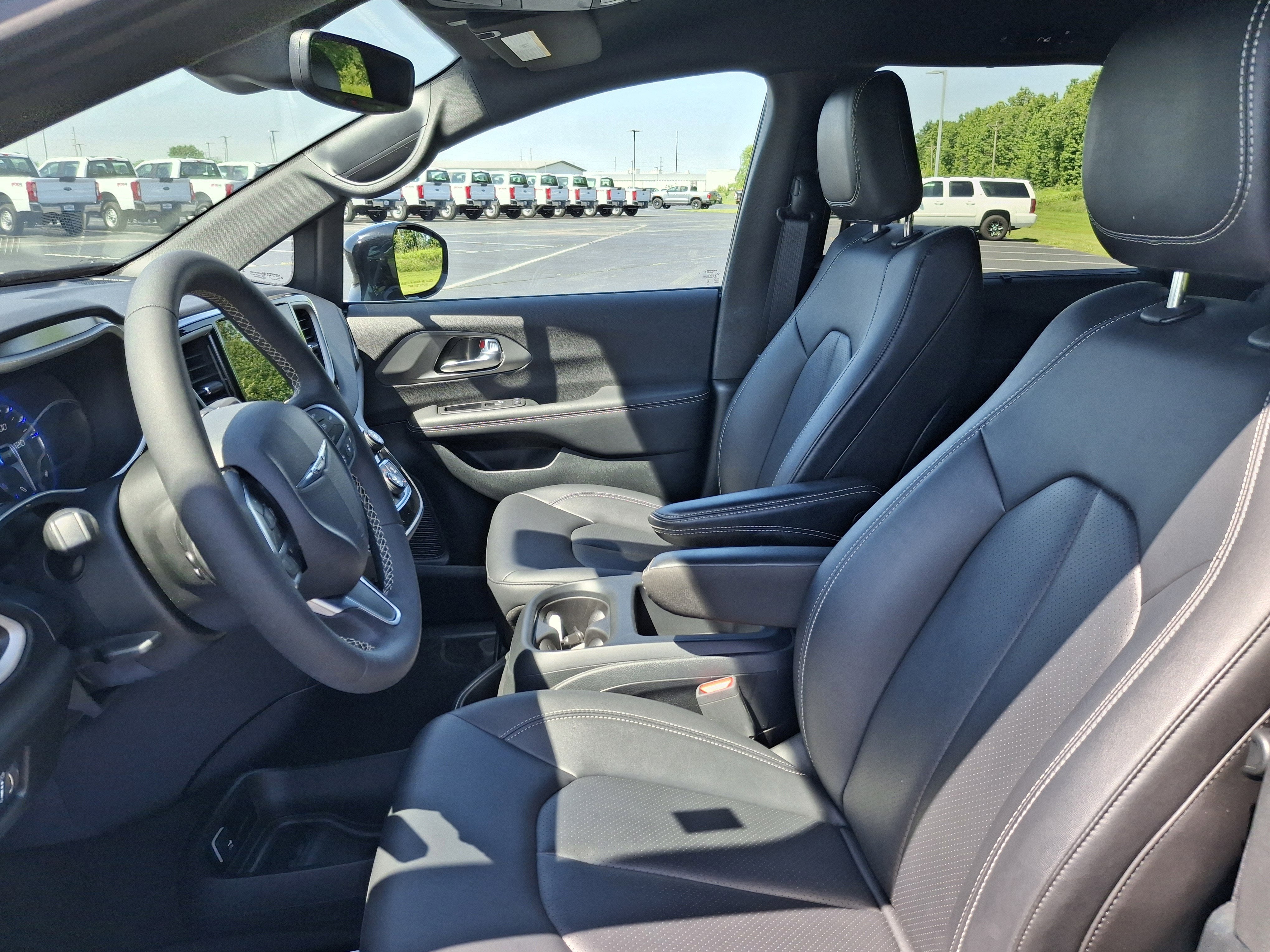 2025 Chrysler Pacifica Select