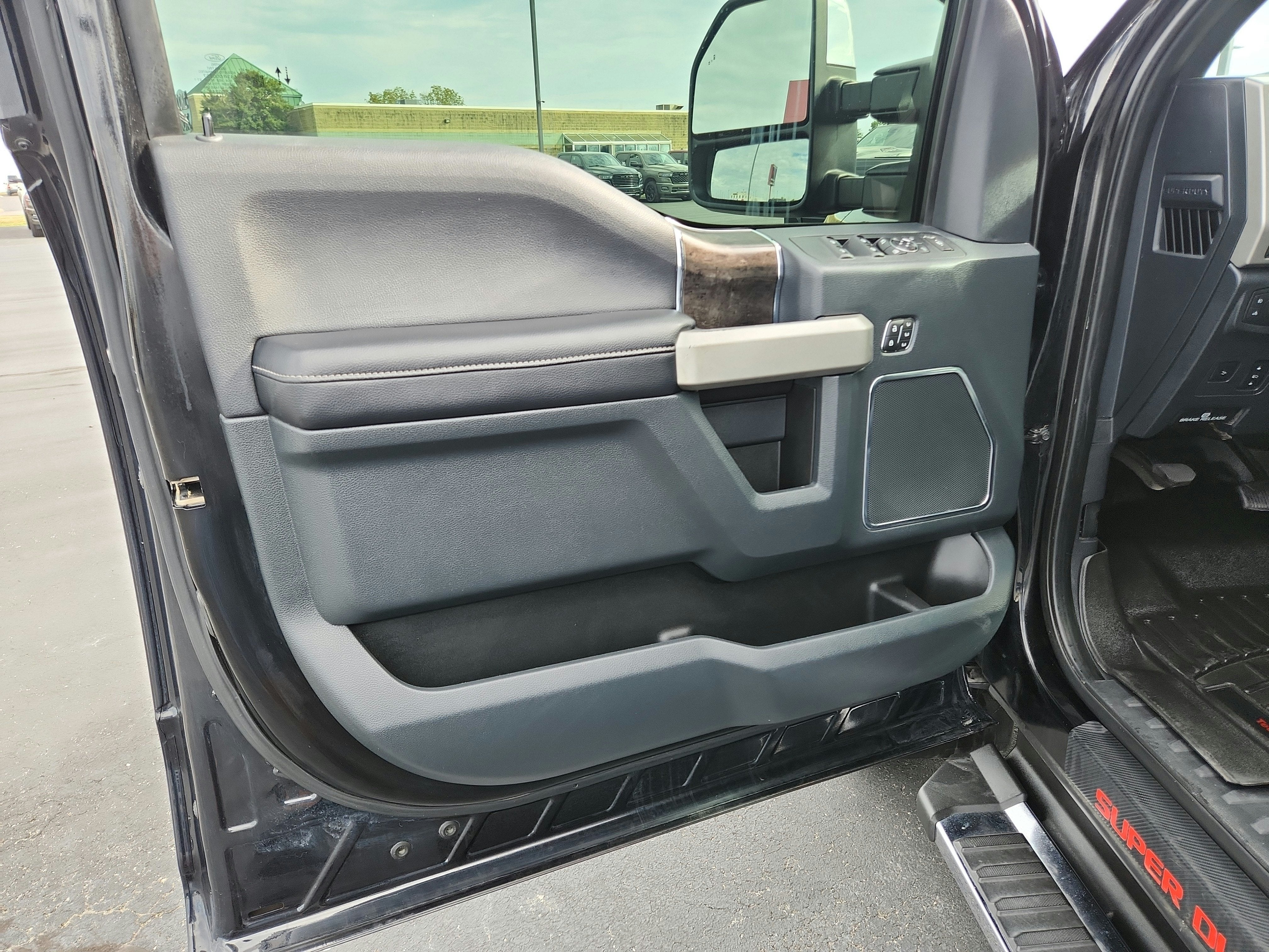 2022 Ford F-350 LARIAT 4WD Crew Cab 6.75' Box