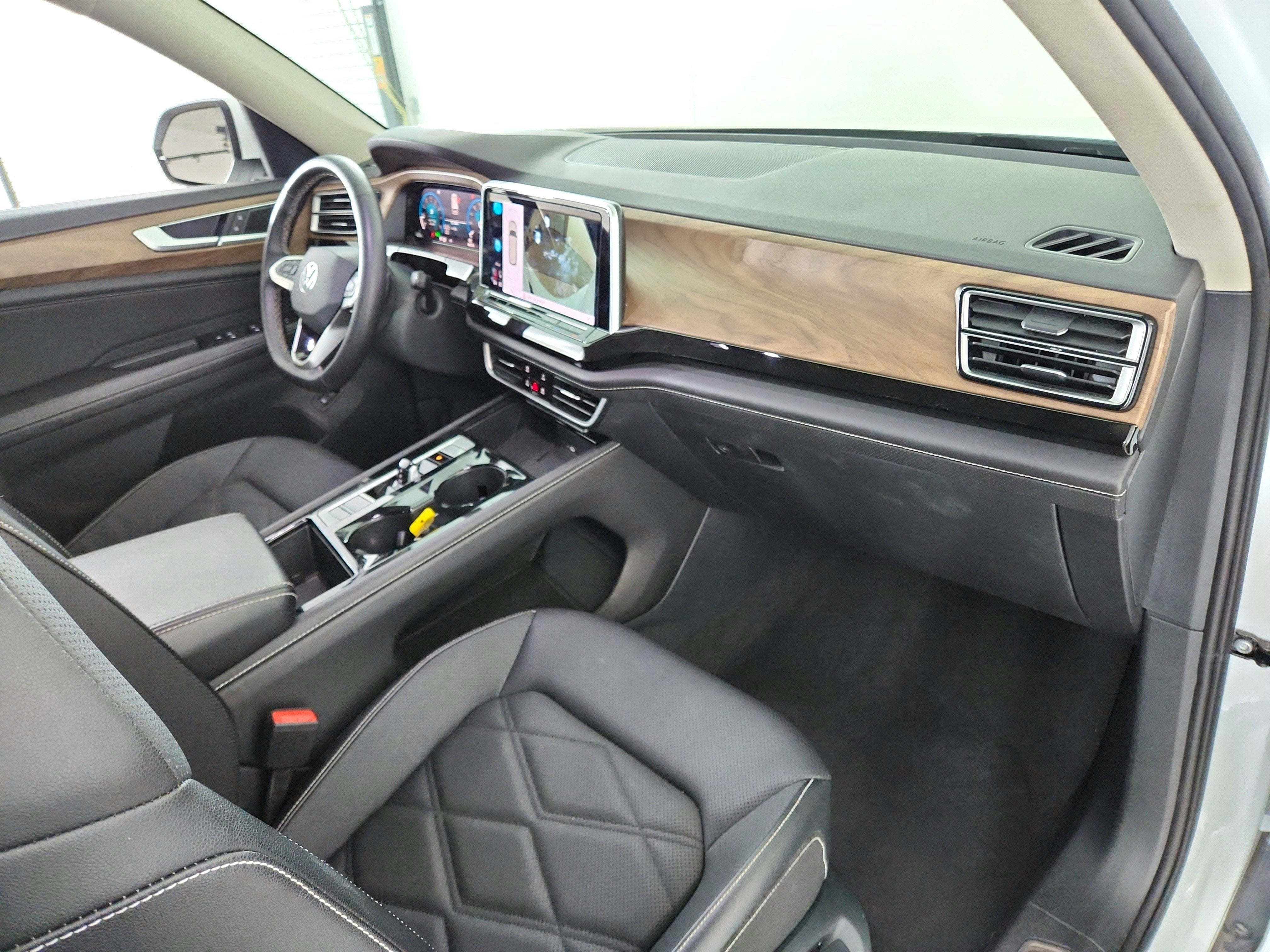 2025 Volkswagen Atlas 2.0T SE w/Technology