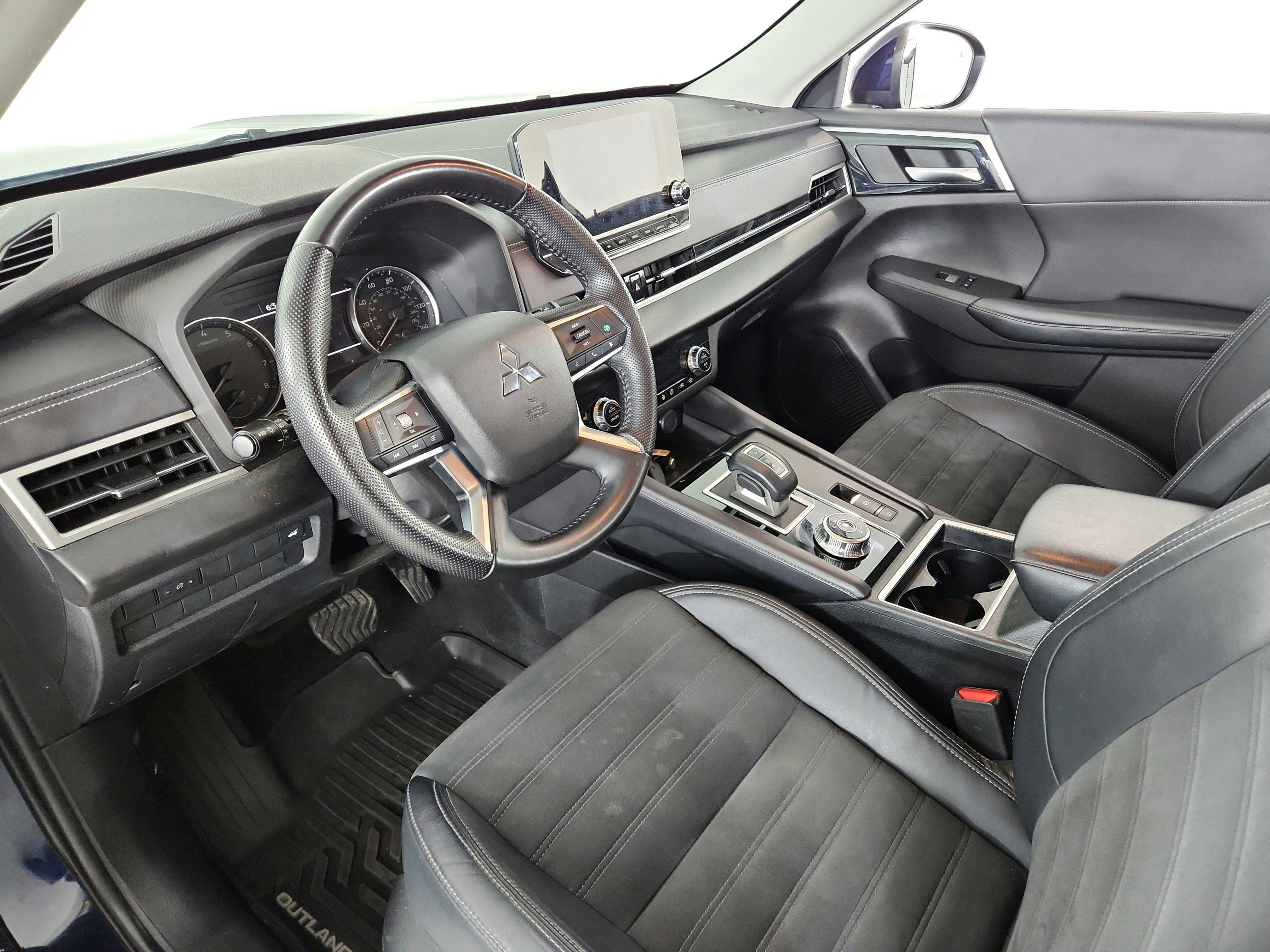 2023 Mitsubishi Outlander Base