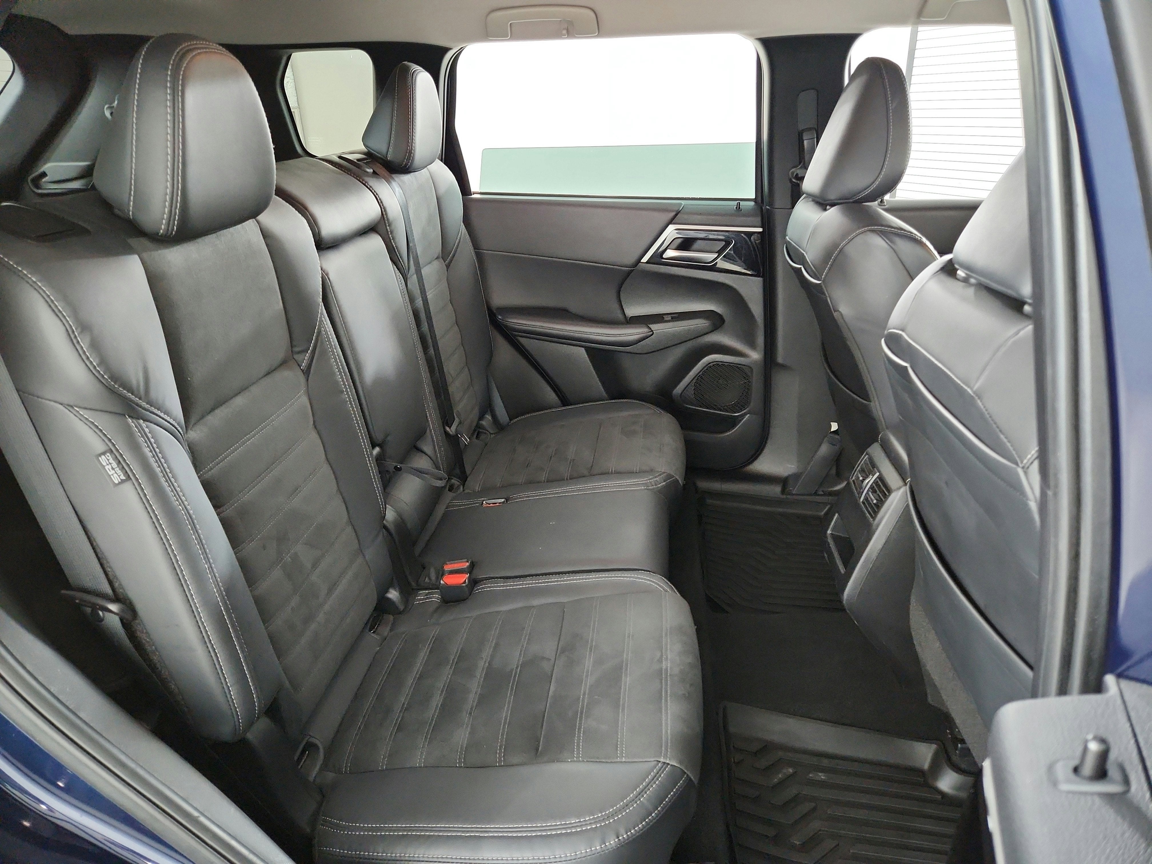 2023 Mitsubishi Outlander Base