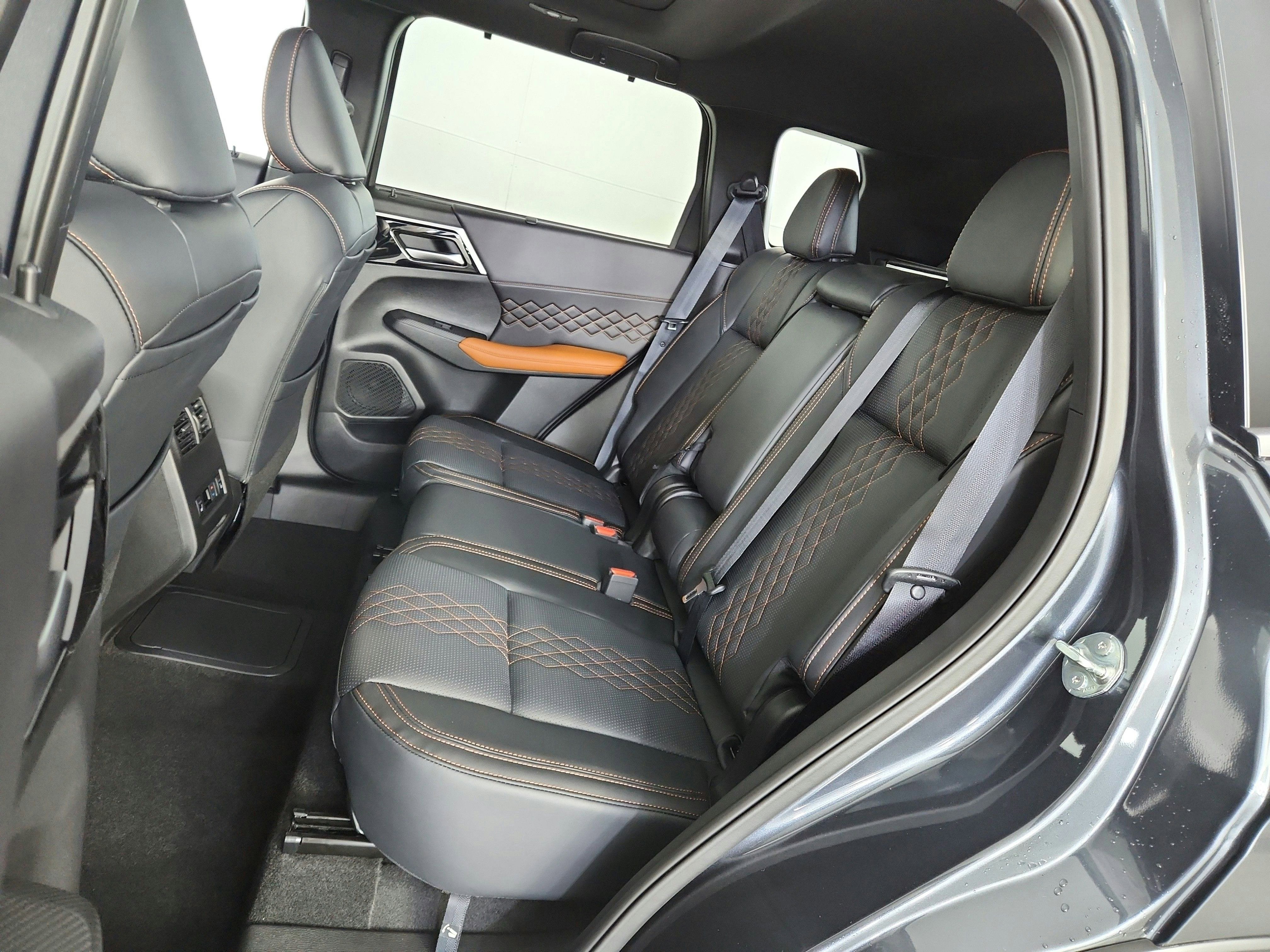 2025 Mitsubishi Outlander PHEV Base
