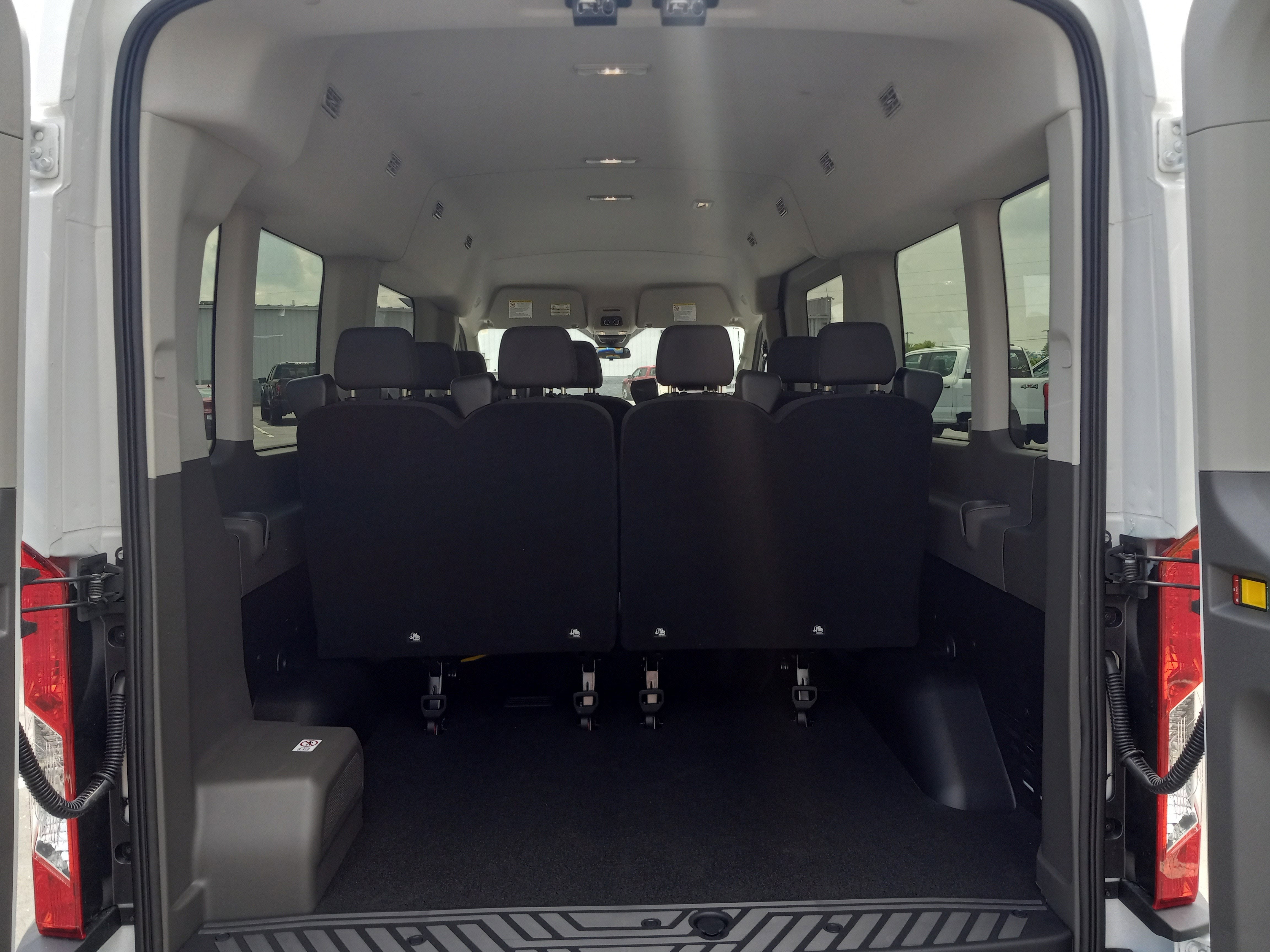 2025 Ford Transit Passenger Wagon T-350 148" Med Roof XL RWD