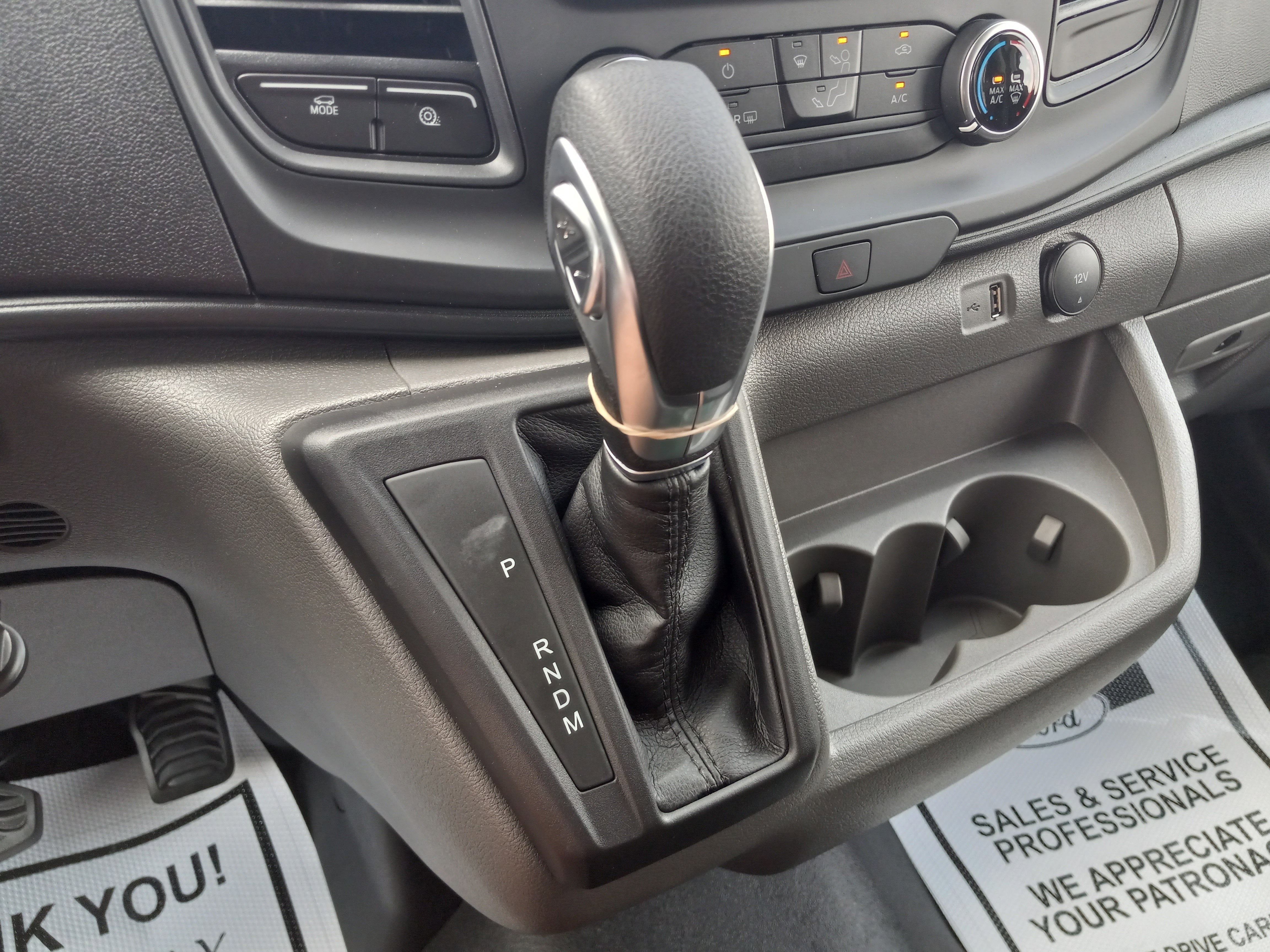 2025 Ford Transit Passenger Wagon T-350 148" Med Roof XL RWD