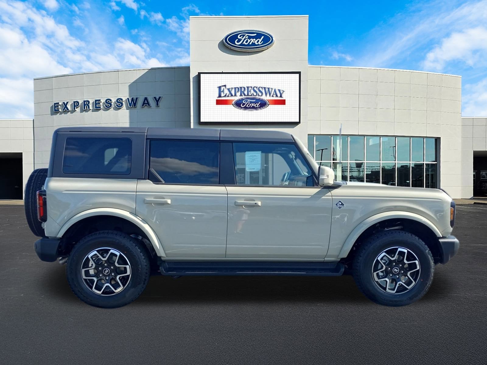 2025 Ford Bronco Outer Banks 4 Door 4x4