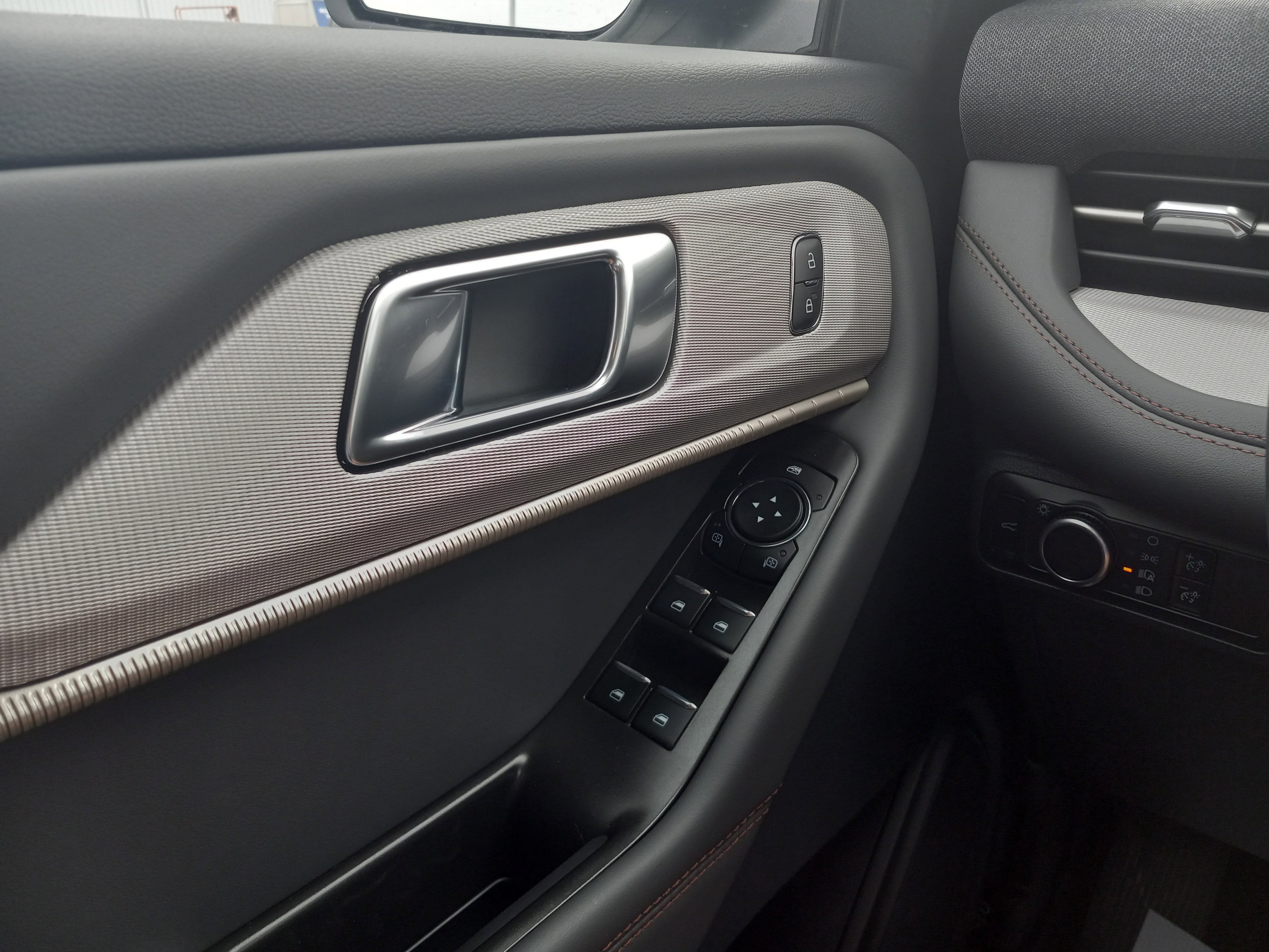 2026 Ford Explorer Active w/200A Pkg RWD