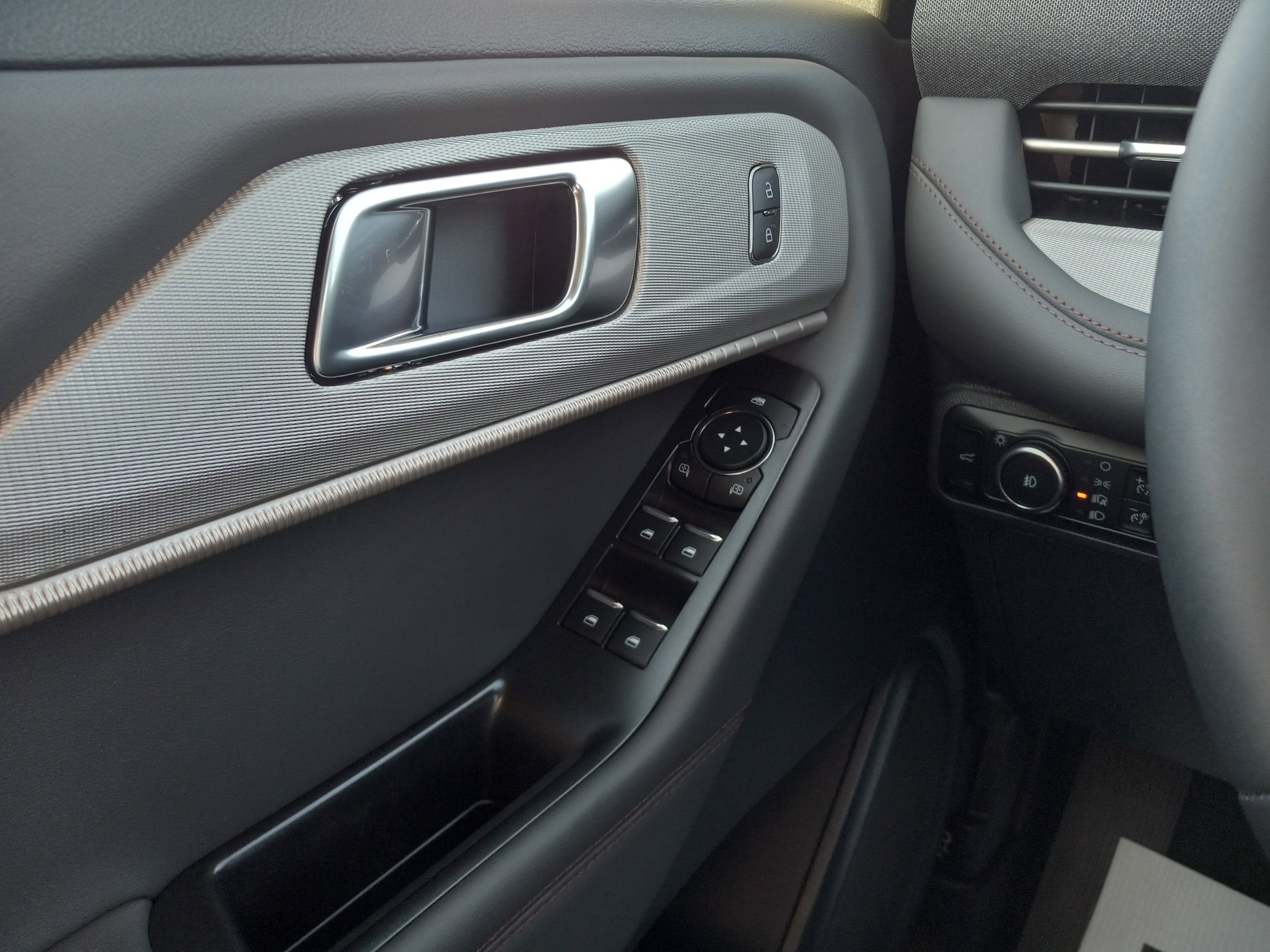 2026 Ford Explorer Active w/200A Pkg RWD