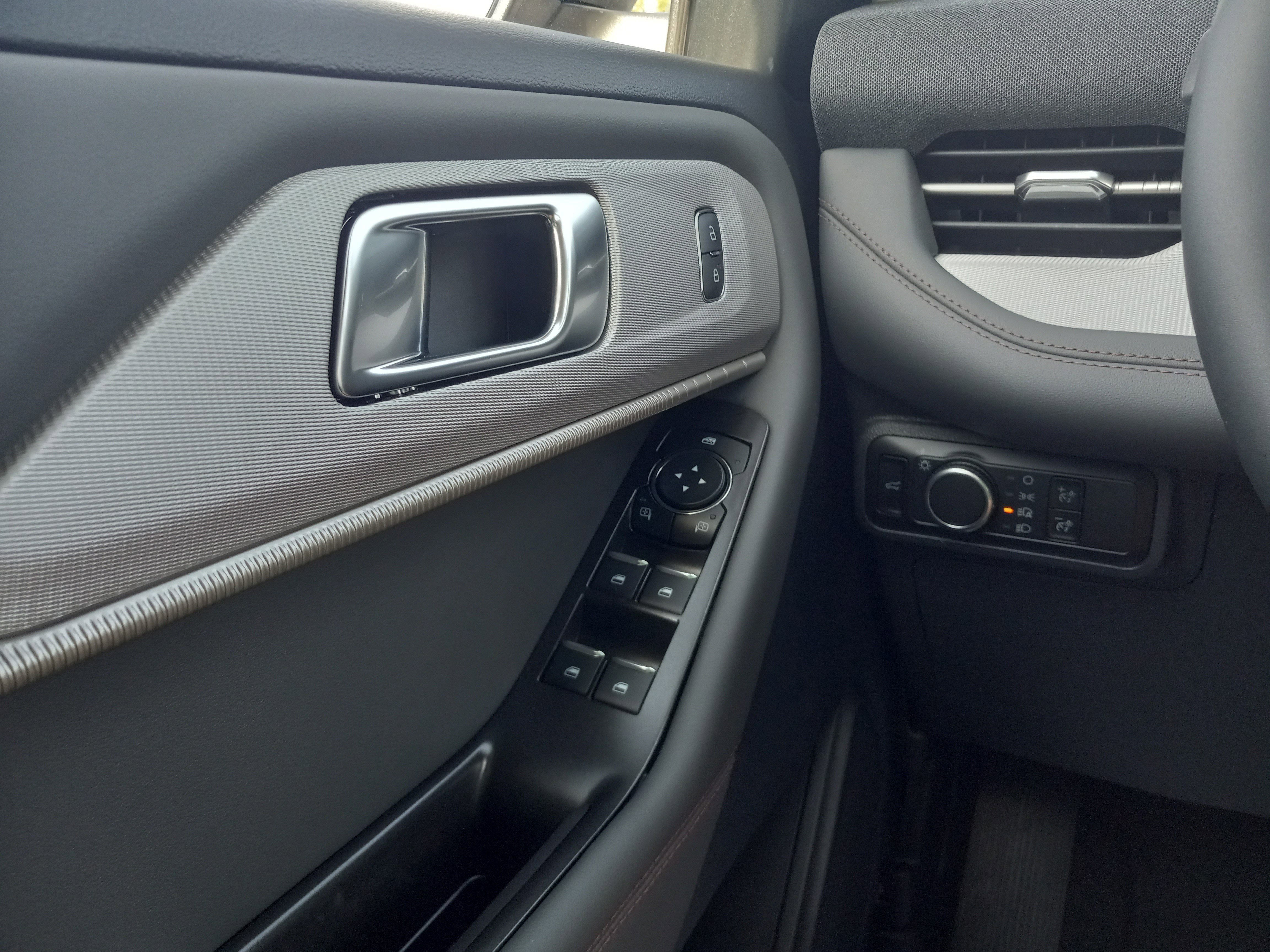 2025 Ford Explorer Active RWD