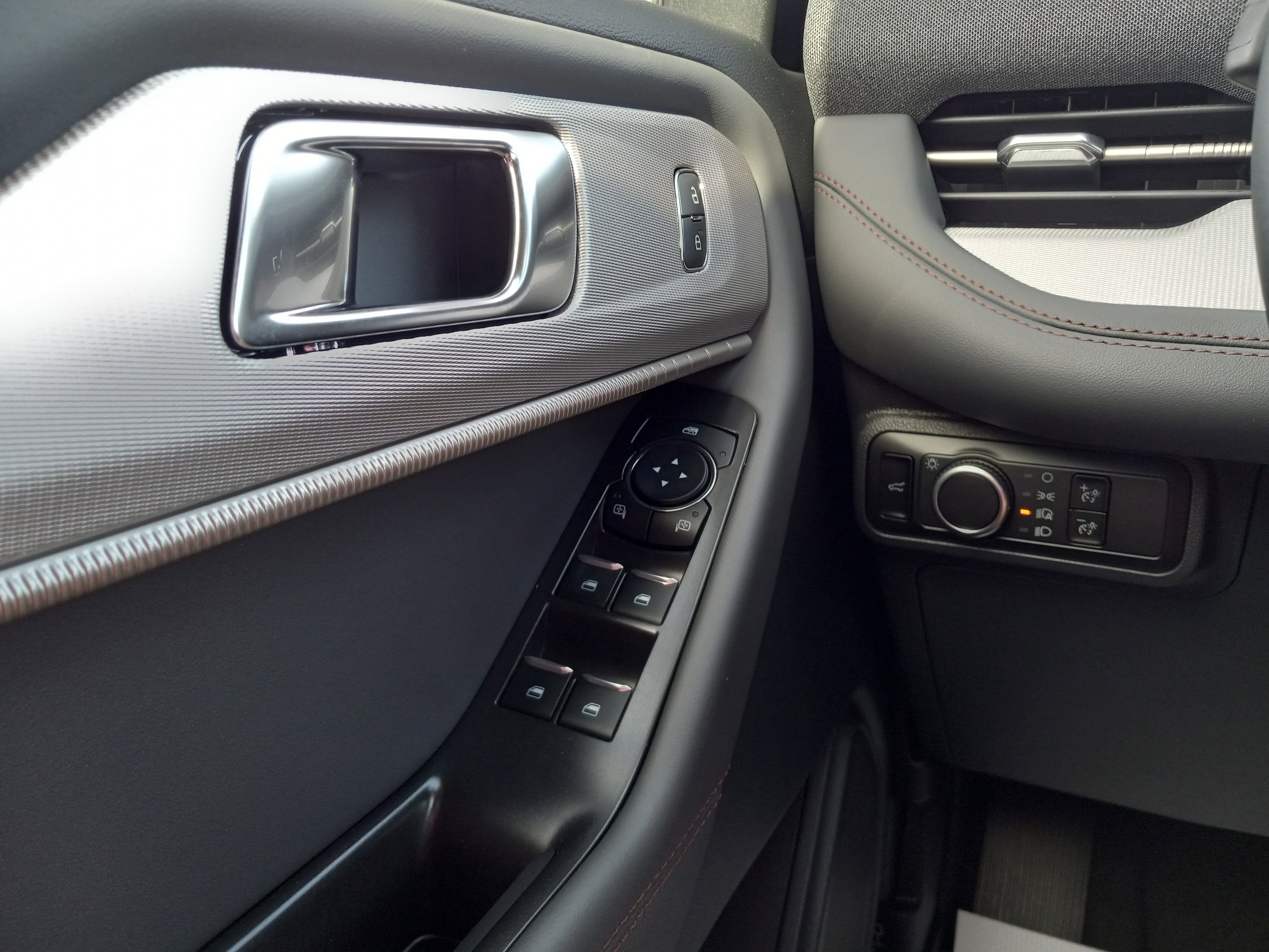 2026 Ford Explorer Active w/200A Pkg RWD