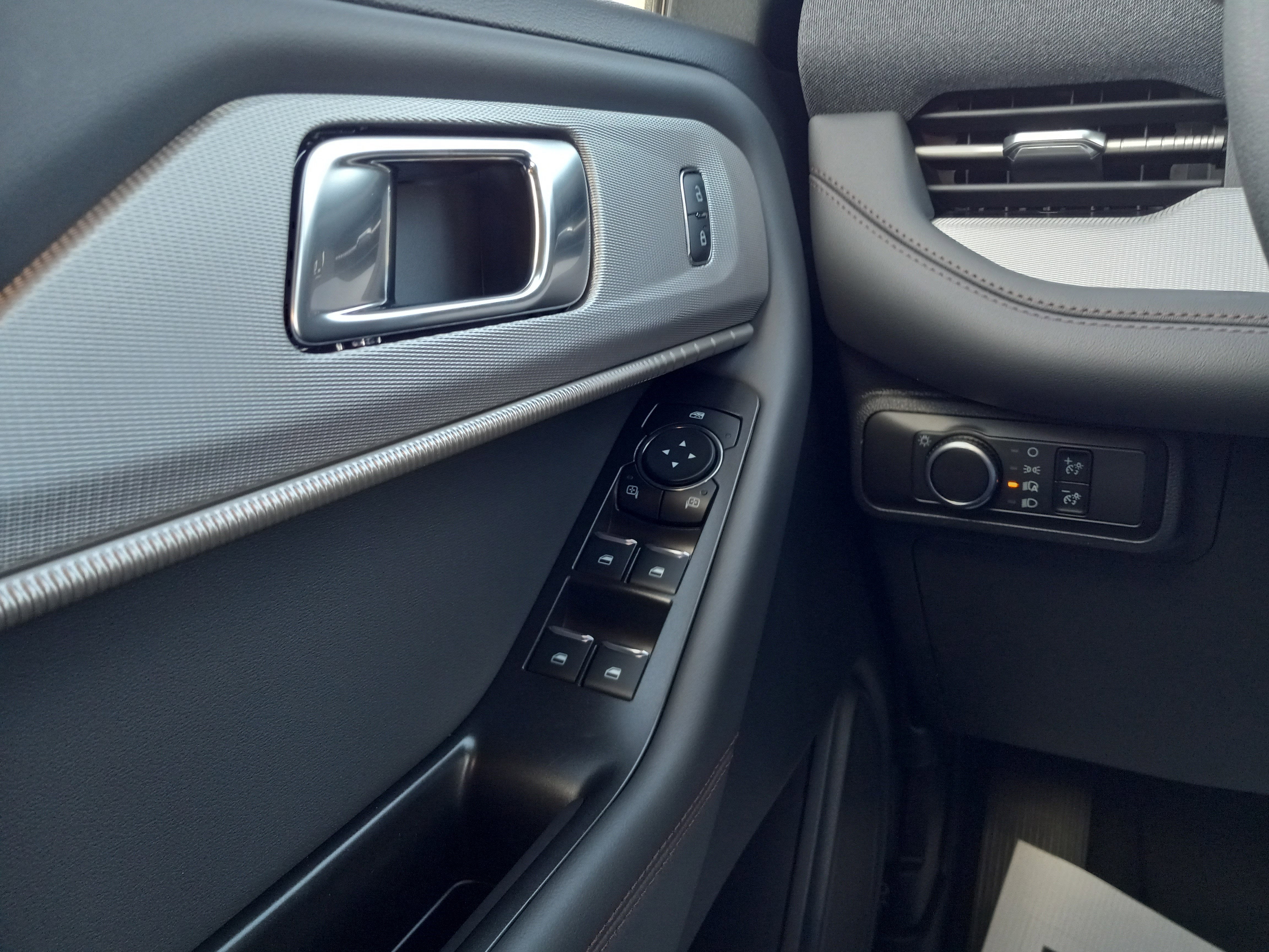 2026 Ford Explorer Active w/100A Pkg RWD