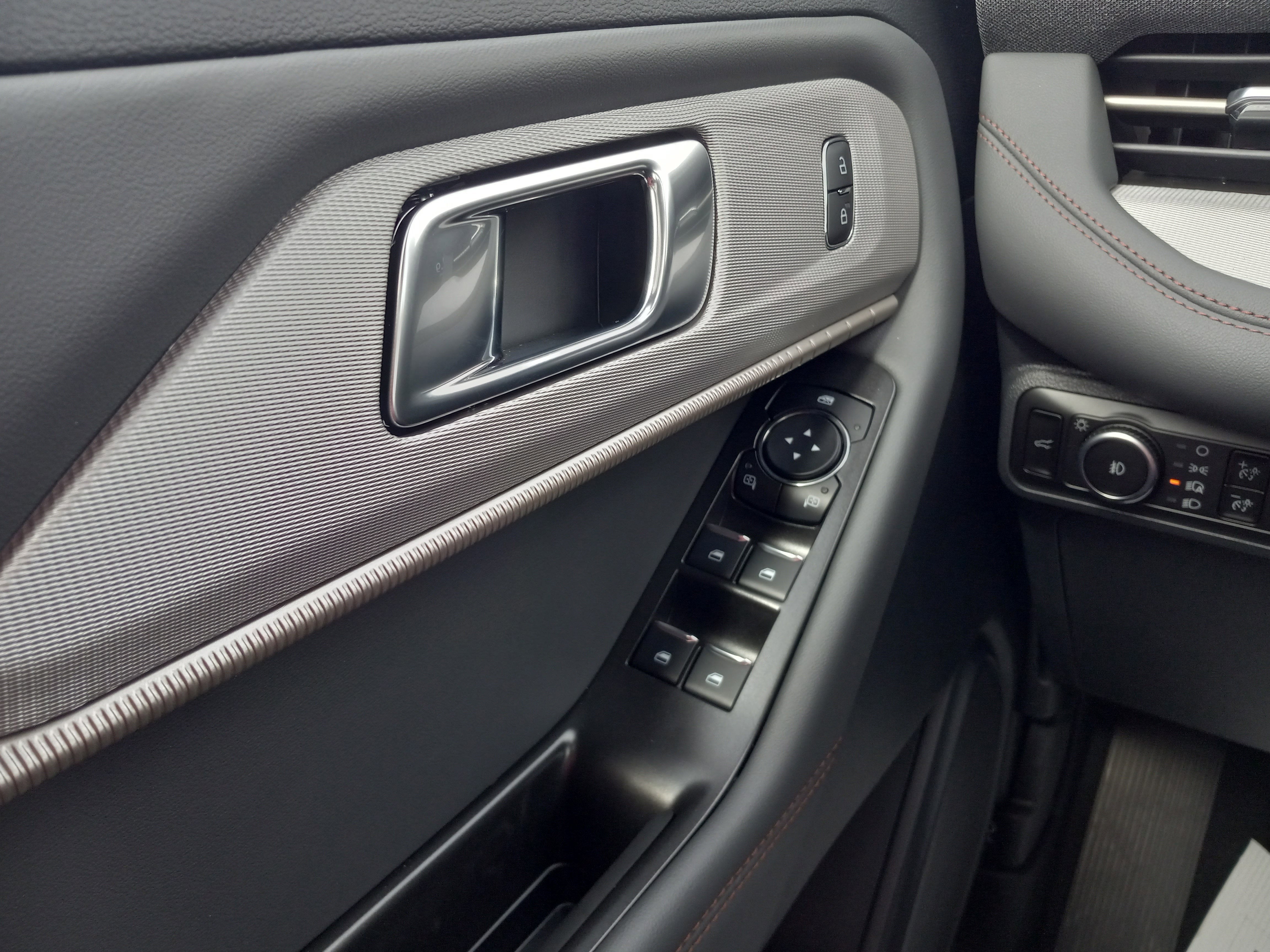 2026 Ford Explorer Active w/200A Pkg 4WD