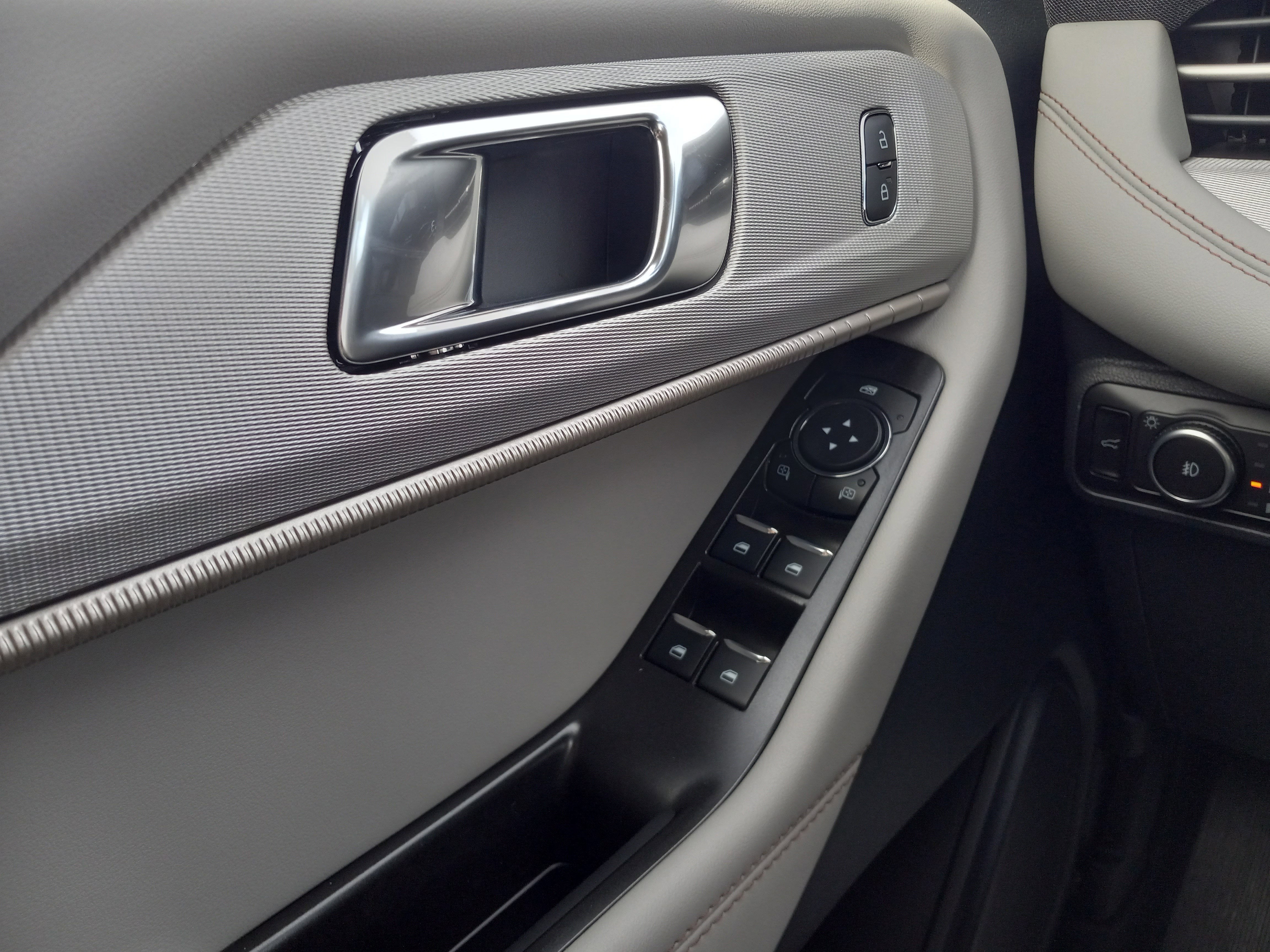 2026 Ford Explorer Active w/200A Pkg 4WD