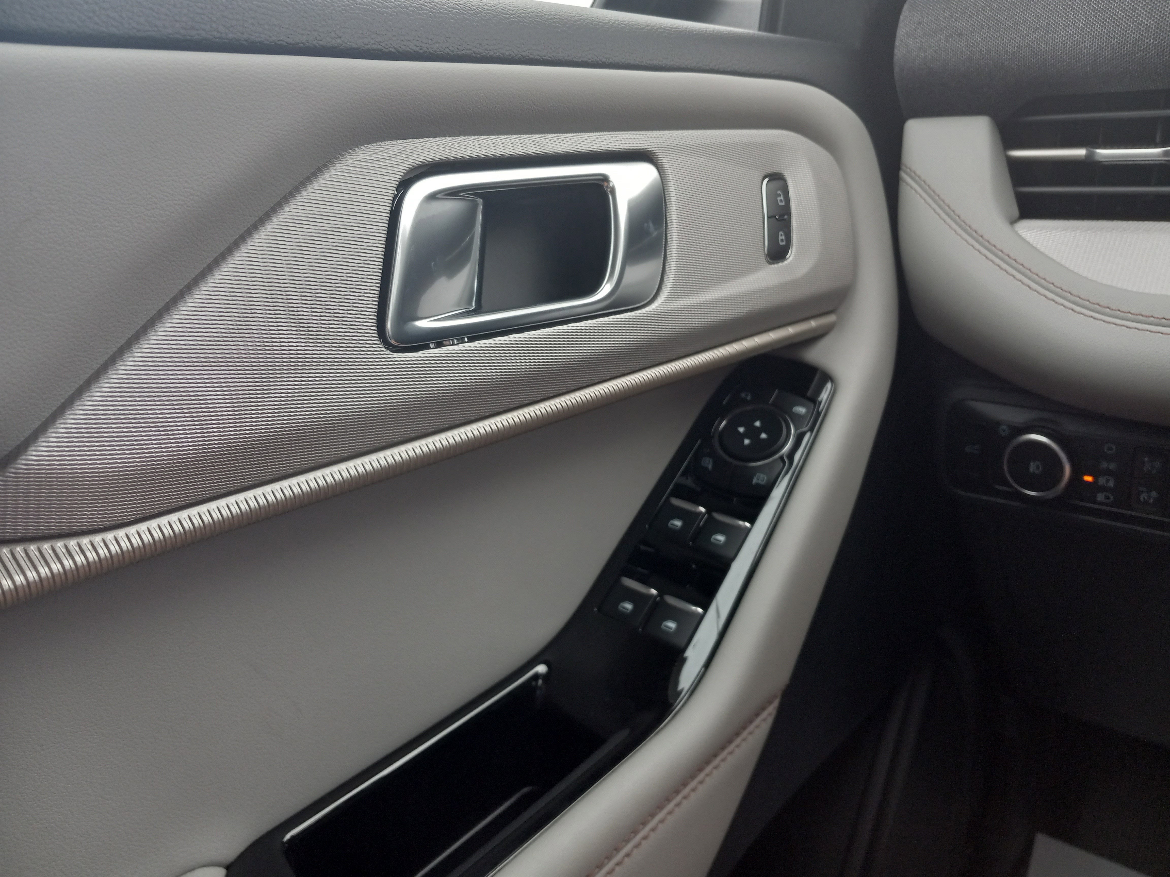 2026 Ford Explorer Active w/200A Pkg 4WD