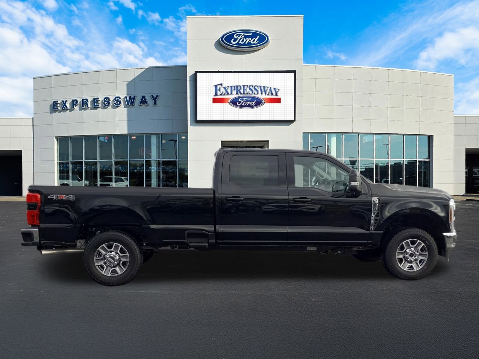2026 Ford Super Duty F-350 SRW LARIAT 4WD Crew Cab 8' Box