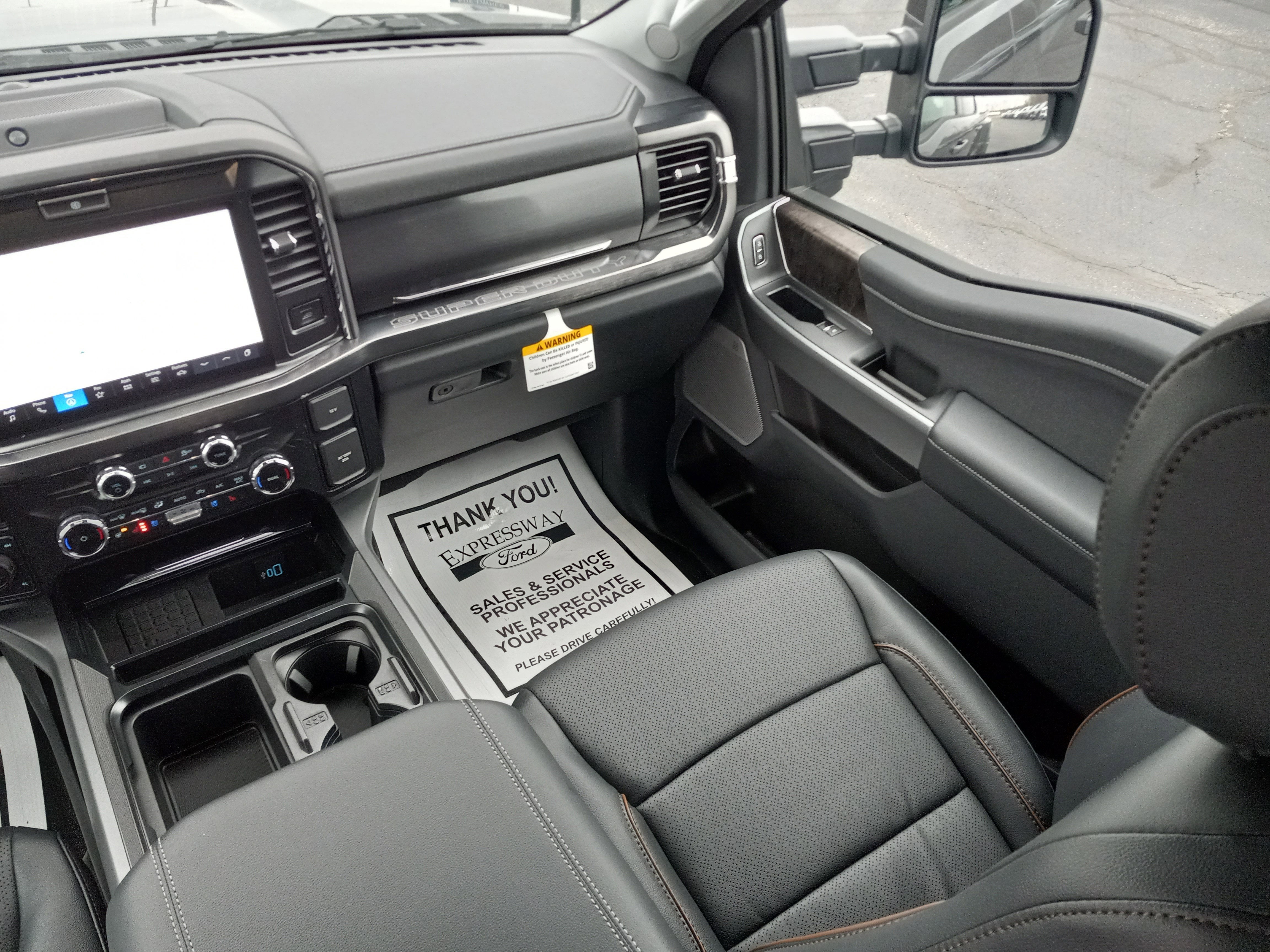 2026 Ford Super Duty F-350 DRW LARIAT 4WD Crew Cab 8' Box