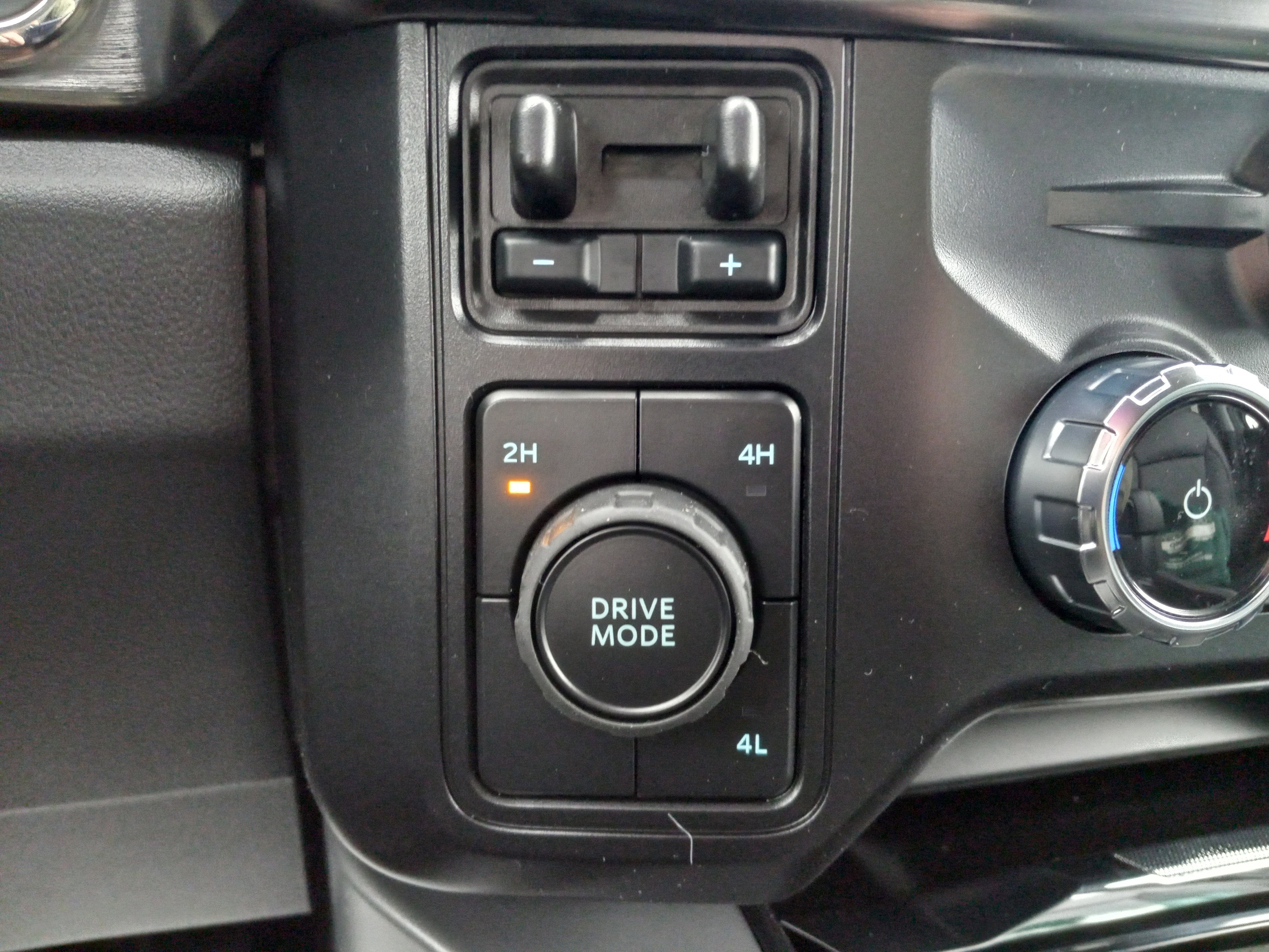 2026 Ford Super Duty F-350 DRW LARIAT 4WD Crew Cab 8' Box