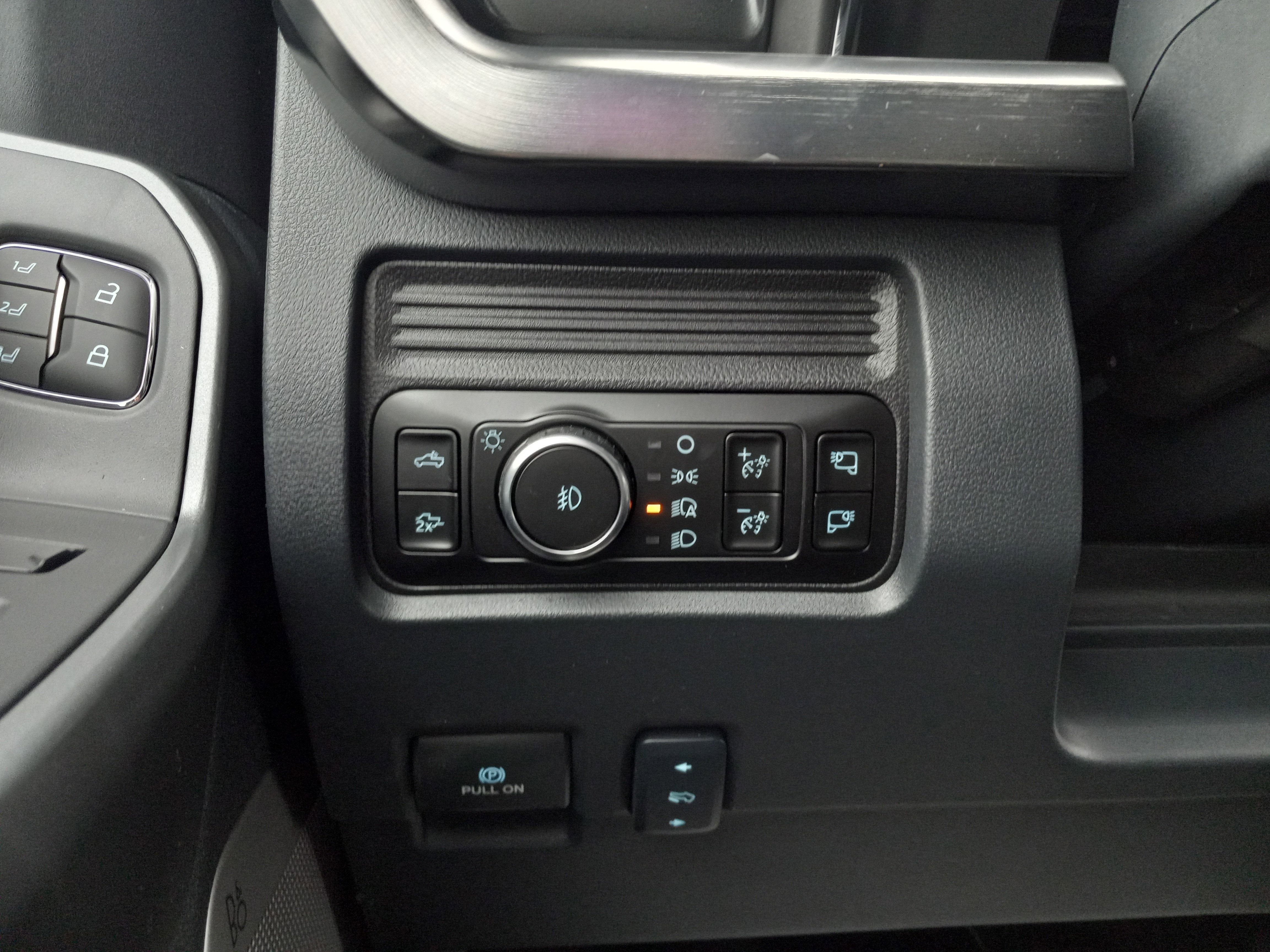 2026 Ford Super Duty F-350 DRW LARIAT 4WD Crew Cab 8' Box