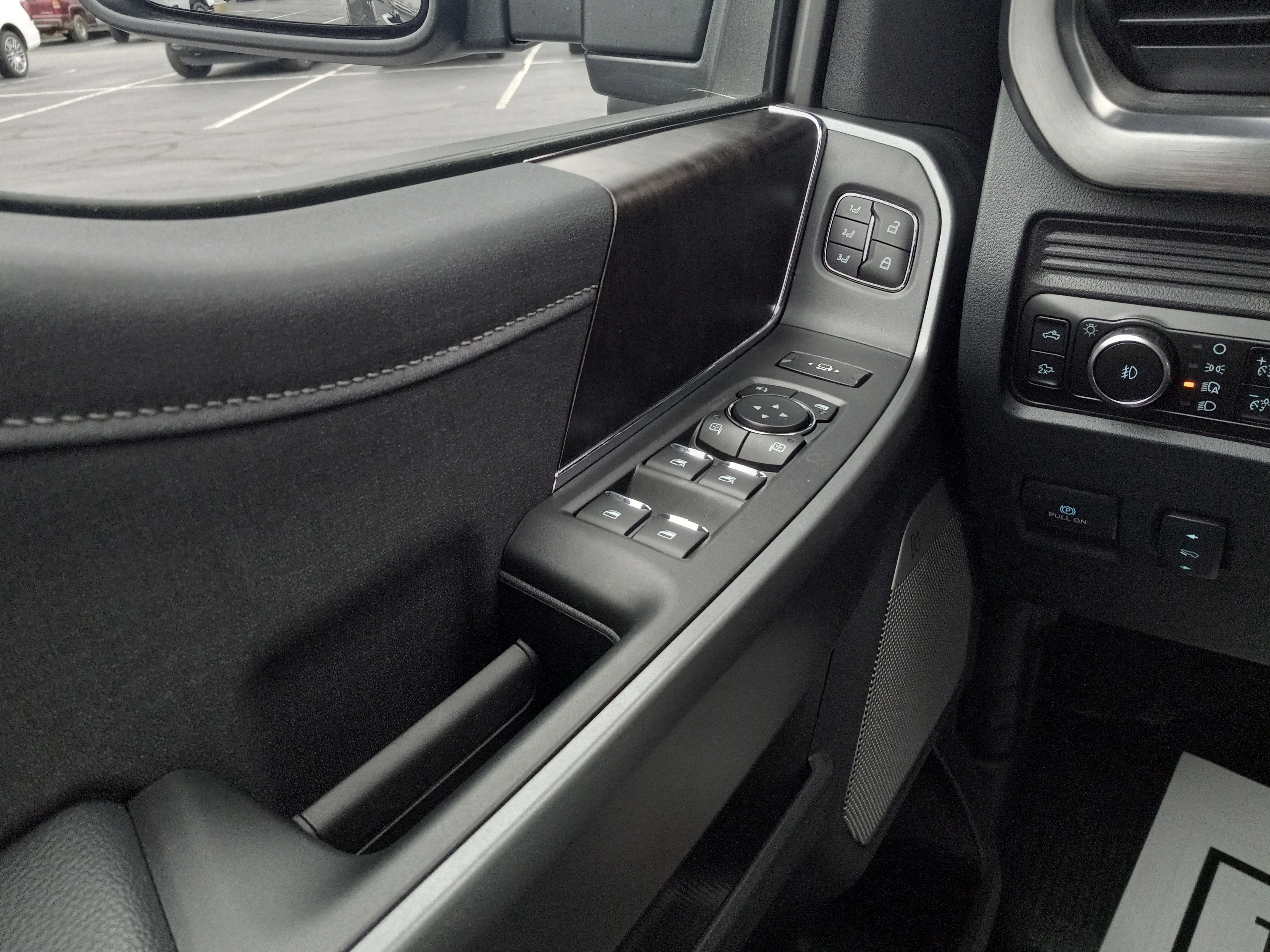 2026 Ford Super Duty F-350 DRW LARIAT 4WD Crew Cab 8' Box