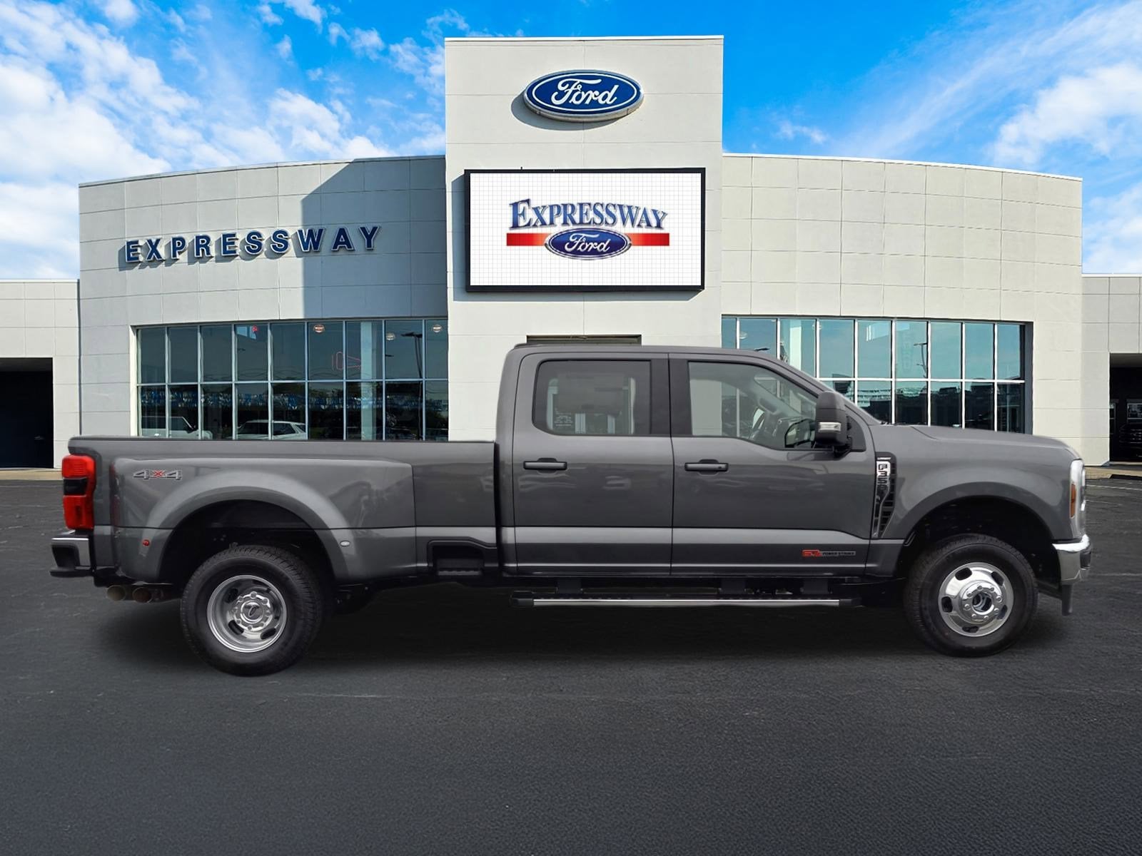 2026 Ford Super Duty F-350 DRW LARIAT 4WD Crew Cab 8' Box