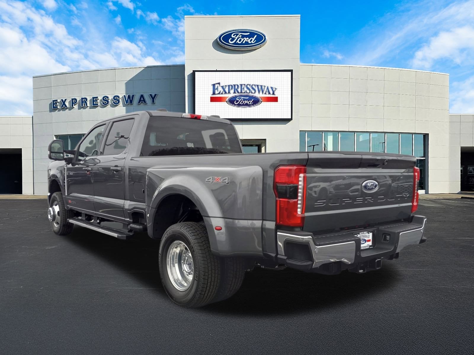 2026 Ford Super Duty F-350 DRW LARIAT 4WD Crew Cab 8' Box
