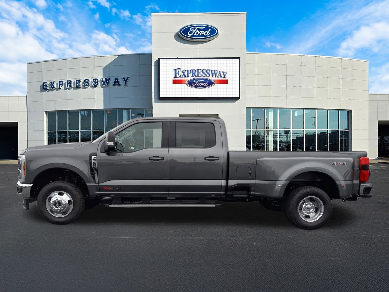 2026 Ford Super Duty F-350 DRW LARIAT 4WD Crew Cab 8' Box