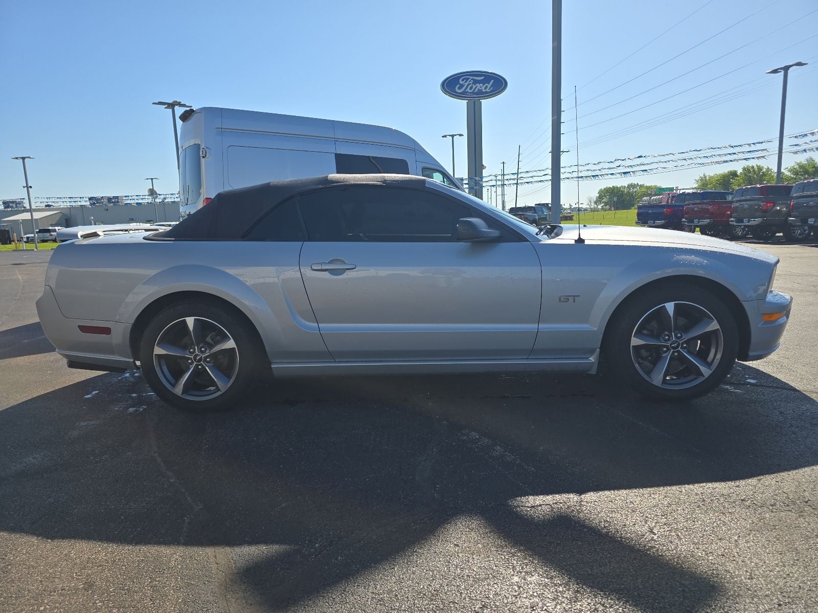 2005 Ford Mustang GT Deluxe