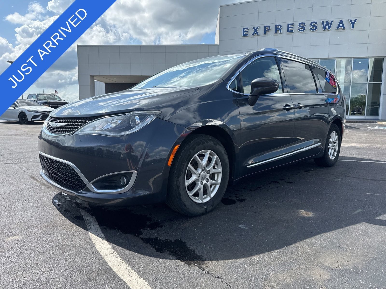 2020 Chrysler Pacifica Touring L's photo