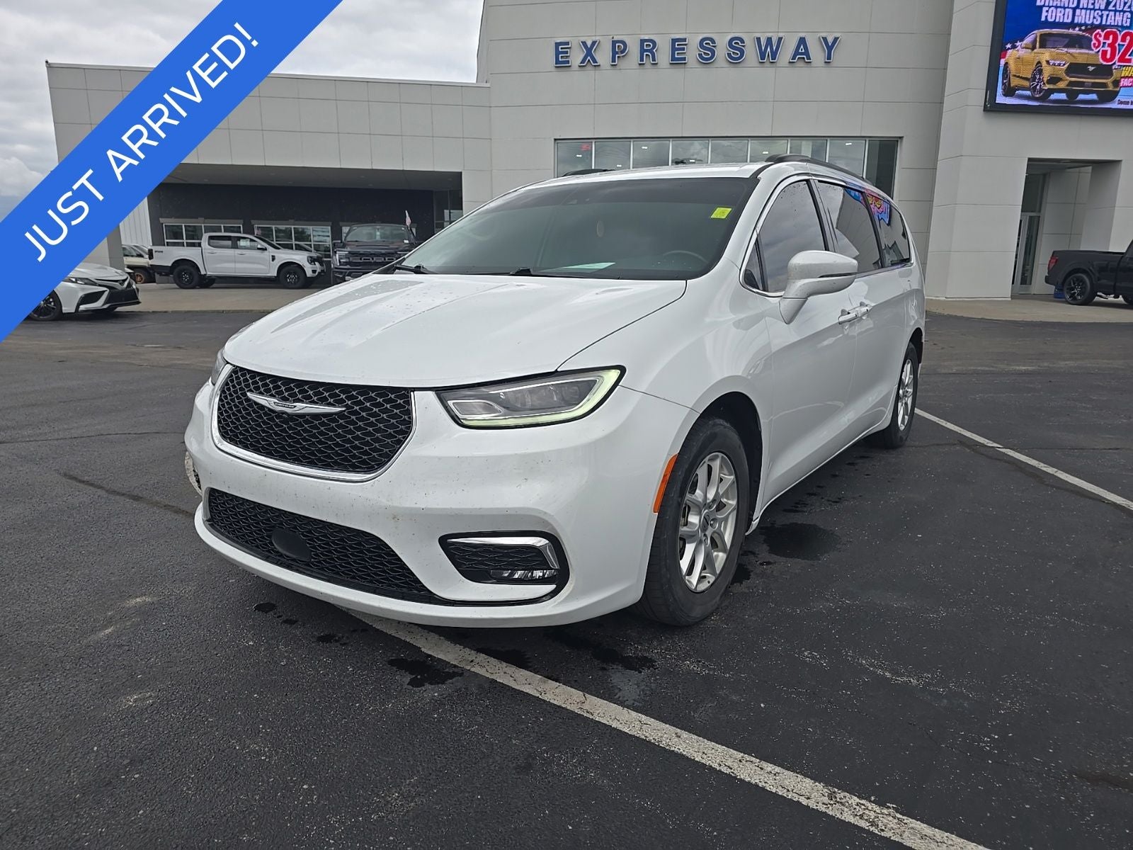 2022 Chrysler Pacifica Touring L's photo