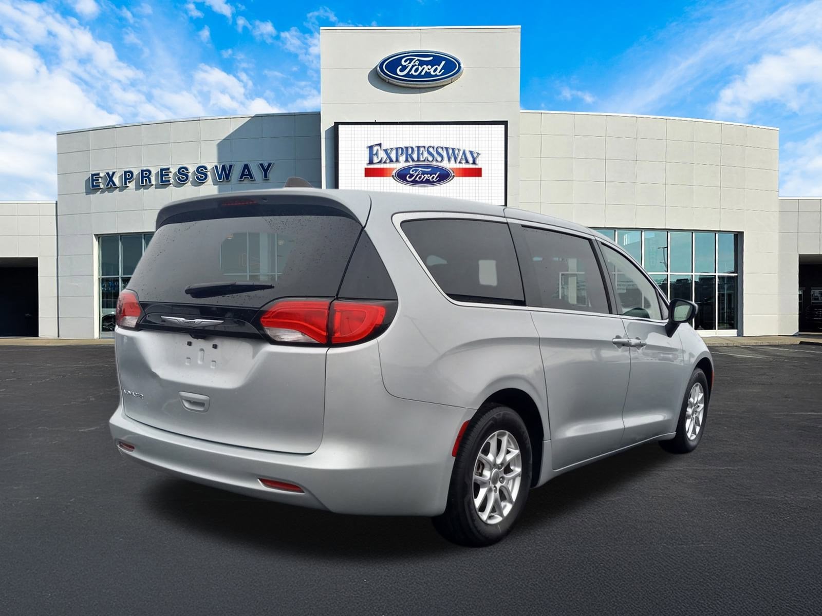 2023 Chrysler Voyager LX