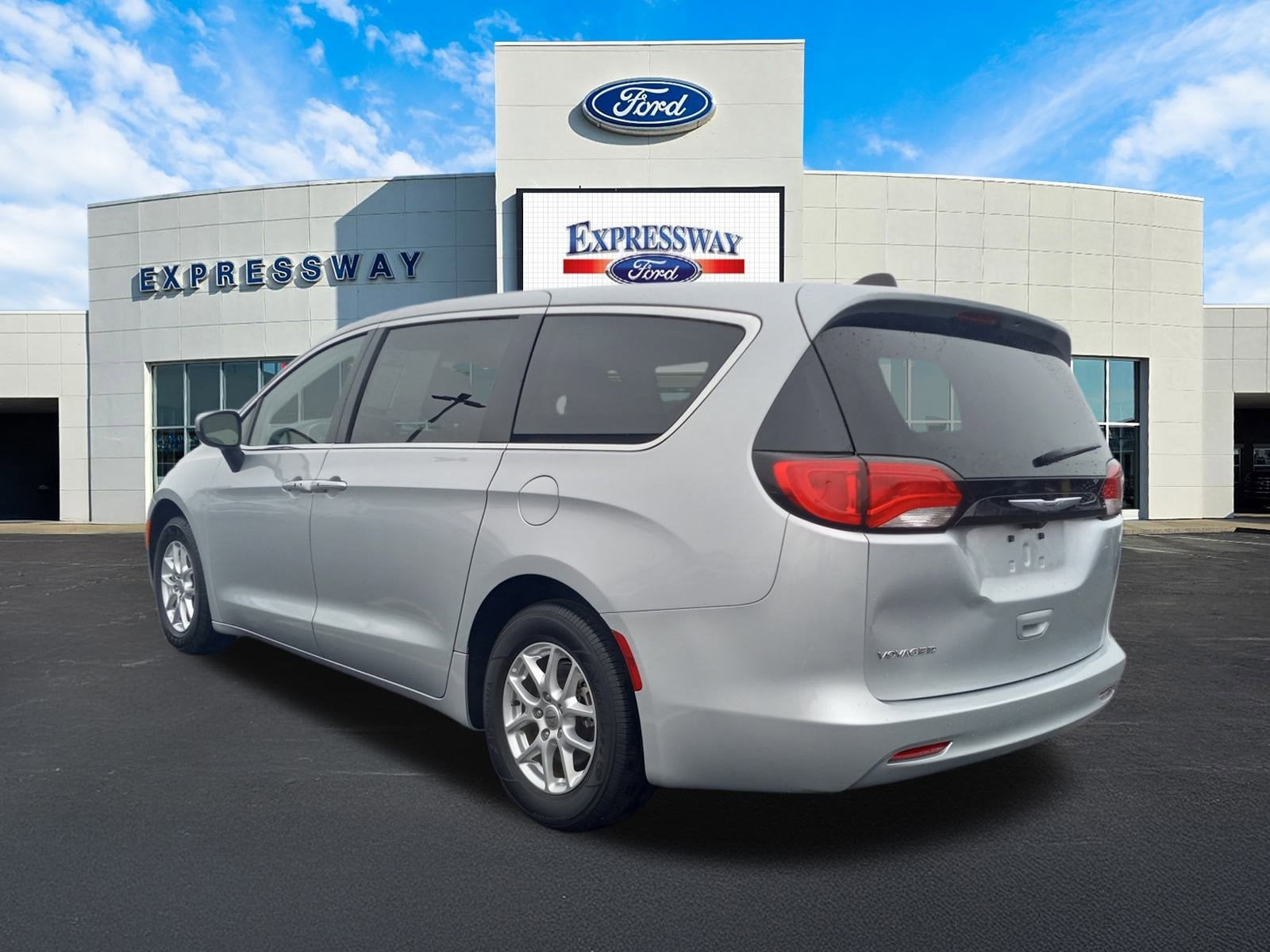 2023 Chrysler Voyager LX