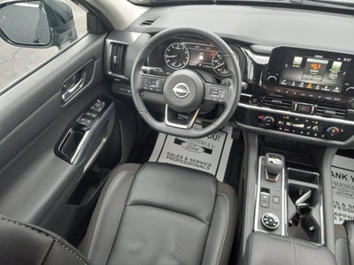 2025 Nissan Pathfinder SL