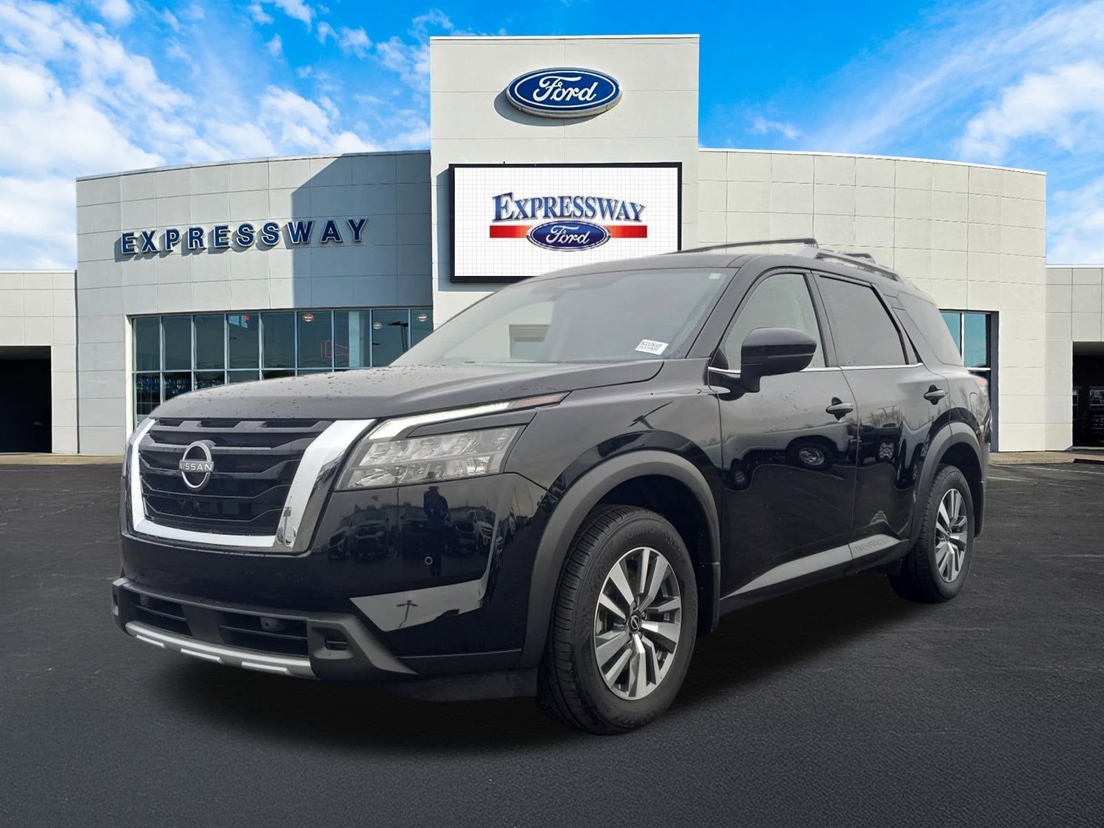 2025 Nissan Pathfinder SL