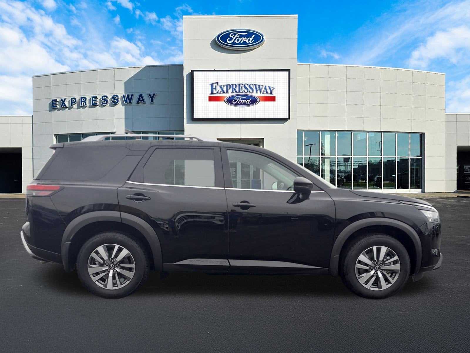 2025 Nissan Pathfinder SL