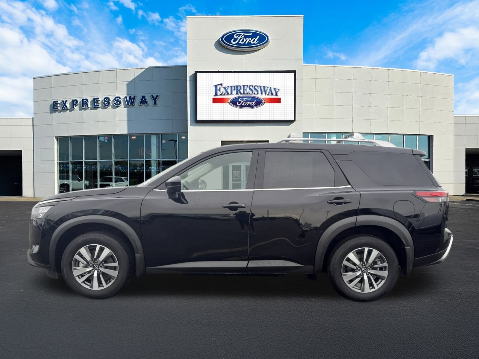 2025 Nissan Pathfinder SL