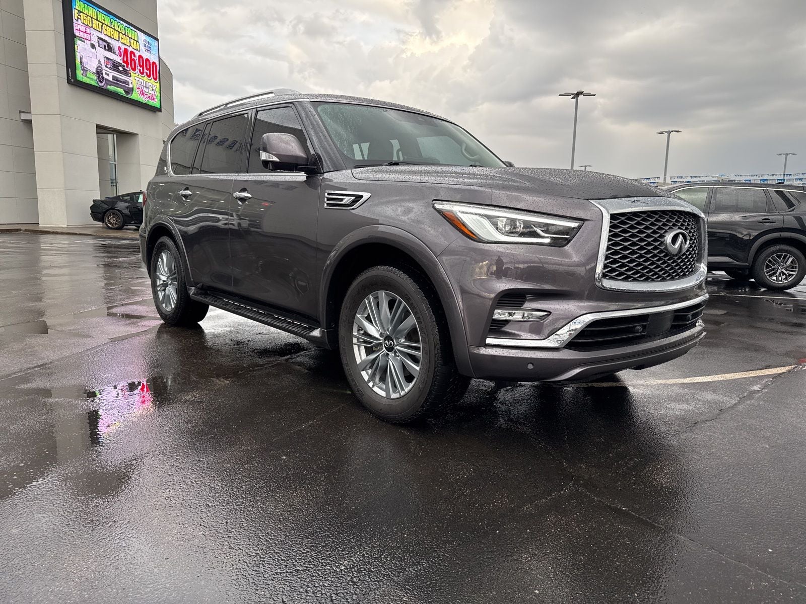 2023 INFINITI QX80 LUXE